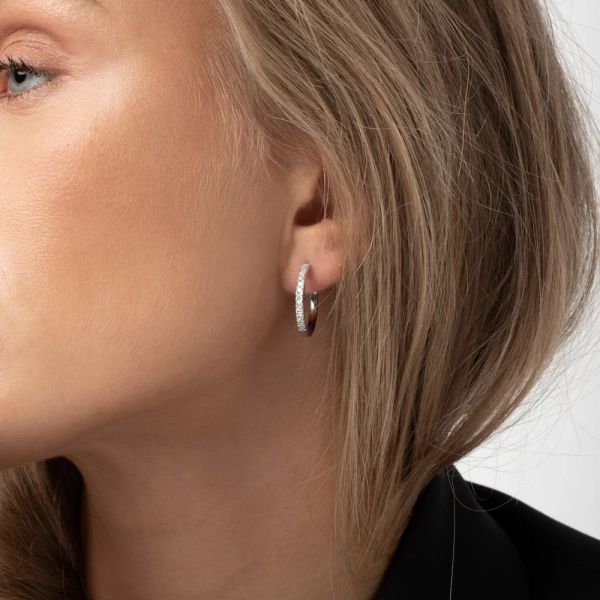 Ellera Grande Örhängen i silver med gnistrande Cubic Zirconia-stenar från Sif Jakobs Ellera-kollektion.