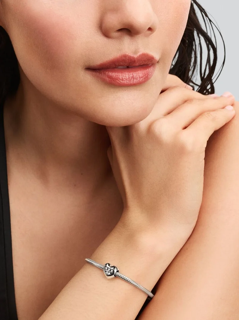 Sterlingsilver berlock med texten "Mum of little monsters" och ett monstermotiv. 3D-detaljer