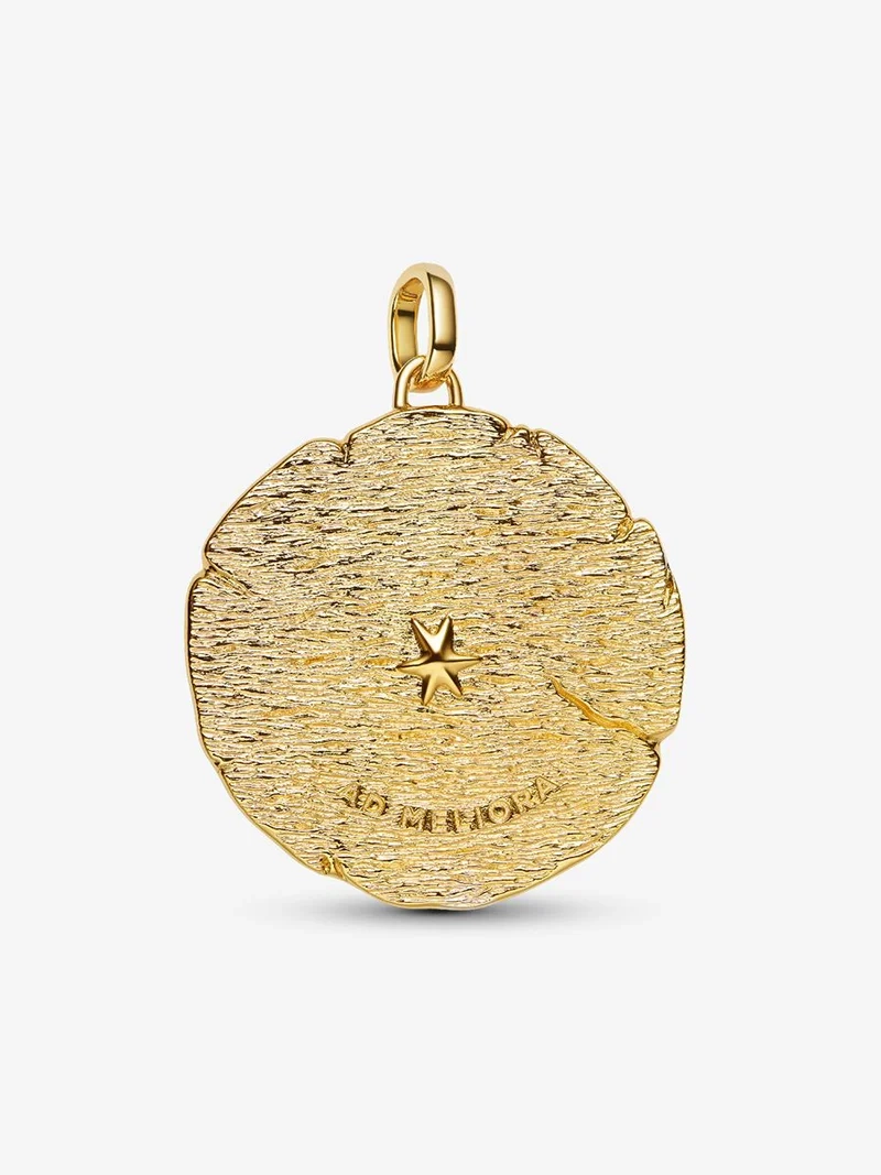 Medaljong Korsande Pilar Berlock Guld. Symbol för att sträva mot det bättre. Tillverkad av 14 karat guldplätering med korsade pilar och latinska frasen "AD MELIORA". En påminnelse om att följa din inre kompass och leva efter dina värderingar.
