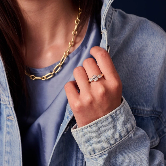 eleganter Ring aus 18 Karat vergoldetem Silber mit funkelnden Zirkonia-Steinen.