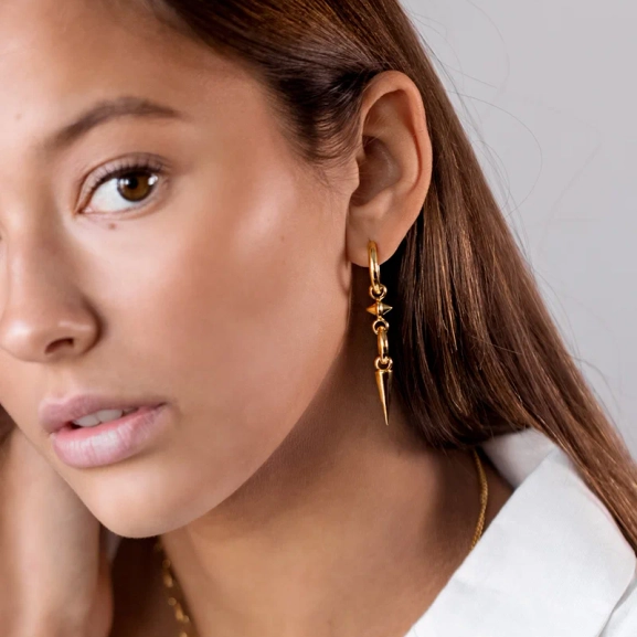 Juno Long Single Earring Gold - Syster P - Snabb leverans & Gratis paketinslagning - Nordic Spectra