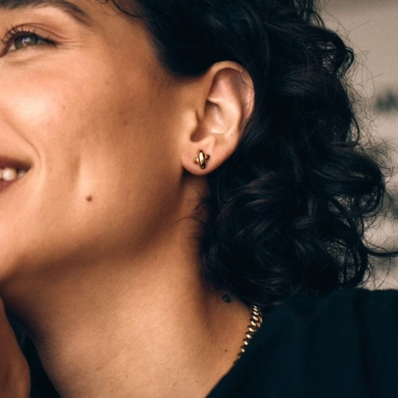 eleganta 14K guldpläterade örhängen från Edblad med stilren