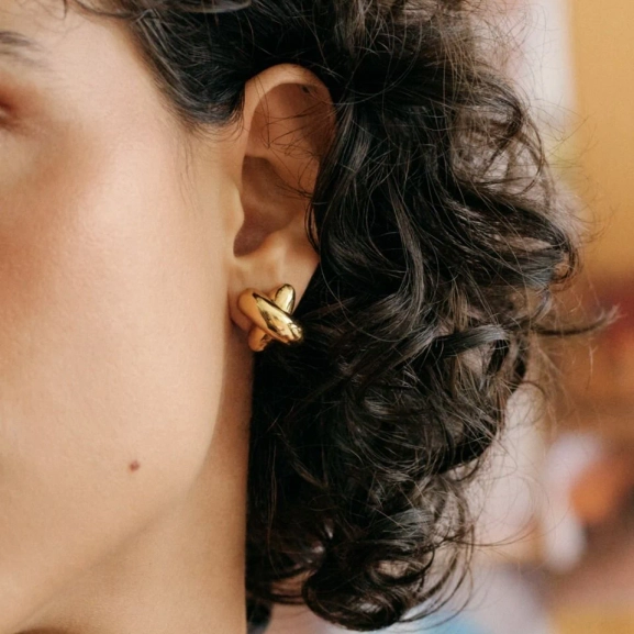 skulpturala studs i 14K guldplätering med generösa backparts