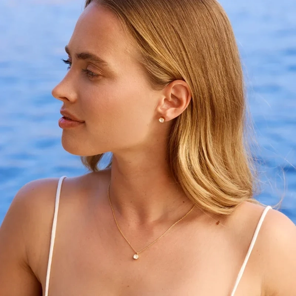 Guldpläterade mini stud-örhängen med beige Swarovski-kristaller från Caroline Svedbom