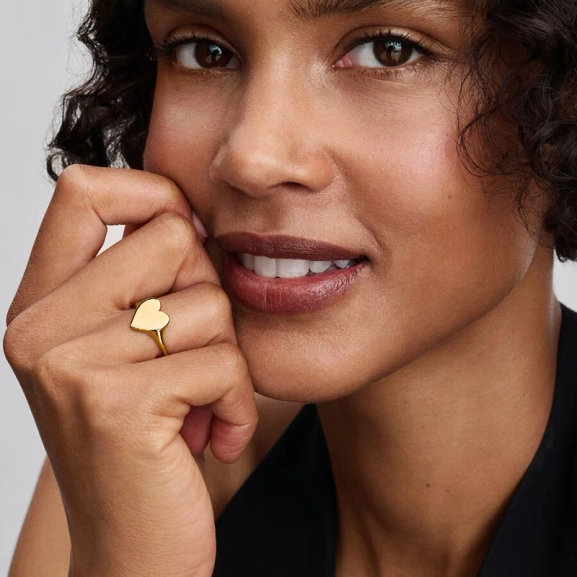 Vit Hjärtformad Sten Ring Guld från Pandora ME. En symbol för kärlek och gemenskap med strålande hjärtformad sten omgiven av skimrande emalj. Perfekt för att uttrycka dina innersta känslor.