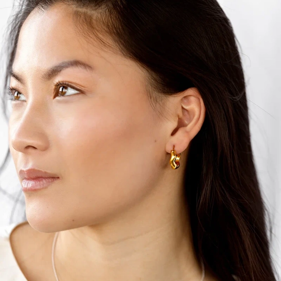 Bolded Wavy Earrings Gold - Syster P - Snabb leverans & Gratis paketinslagning - Nordic Spectra