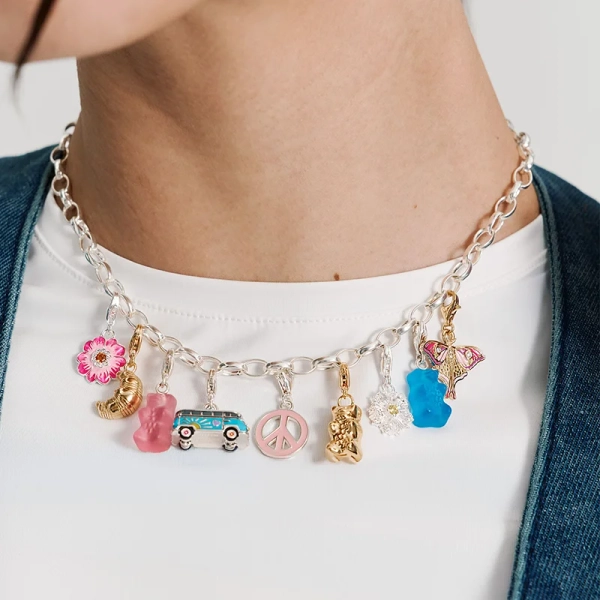 tillverkad av 18K guldpläterat silver med hjärtformade utskärningar och gravering Thomas Sabo x HARIBO.
