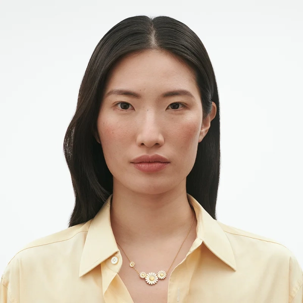 SS25_ECOM_ON-MODEL_DAISY_FLOWER_NECKLACE_20001666