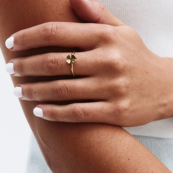 Ring i 14K guldplätering med stiliserad fyrklöver på tunn kedja