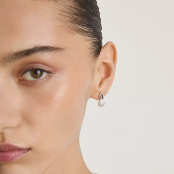 Natural Beauty Stiftörhängen med Pärlor från Thomas Sabo i återvunnet metall med unikt formade sötvattenspärlor.