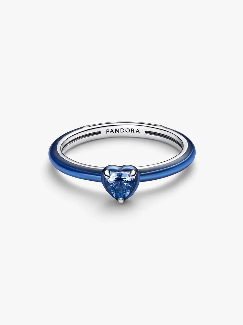 Chakraring med Blå Hjärtformad Sten från Pandora ME i äkta silver med en glänsande halo och emalj i olika nyanser. Symbol för kärlek och skönhet.