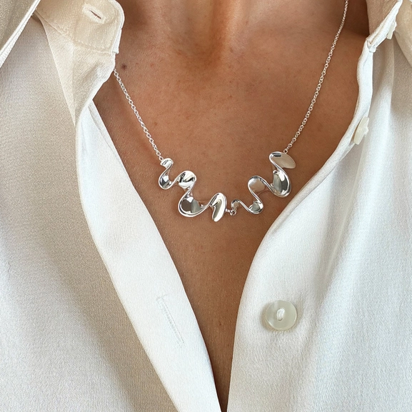 skulpturalt halsband med organisk och tidlös design.