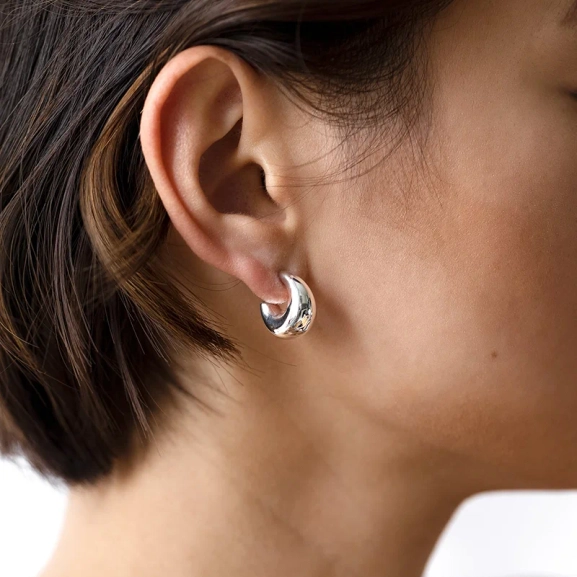 Bolded Little Sis Earrings Silver - Syster P - Snabb leverans & Gratis paketinslagning - Nordic Spectra