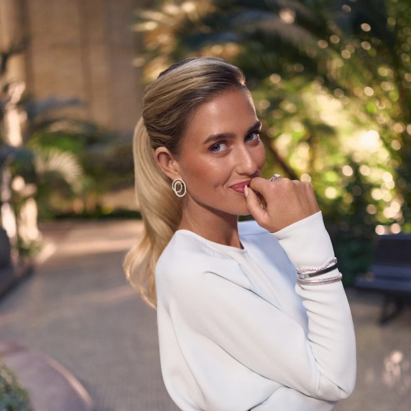 jossa on toisiinsa kietoutunut kuvio ja kimaltelevia kuutiollisia zirkoniakiviä.