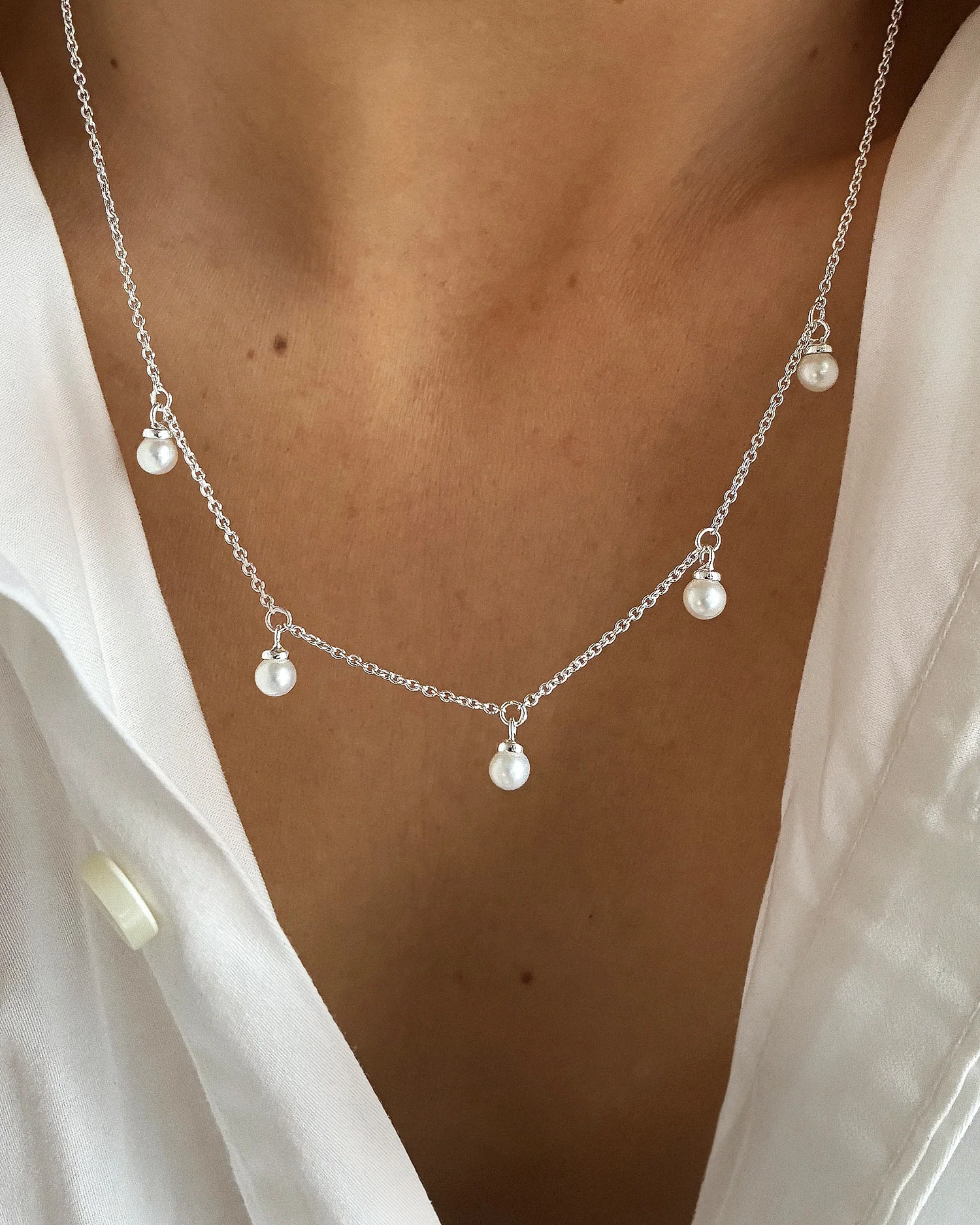 silverhalsband från Drakenberg Sjölin med vita sötvattenspärlor