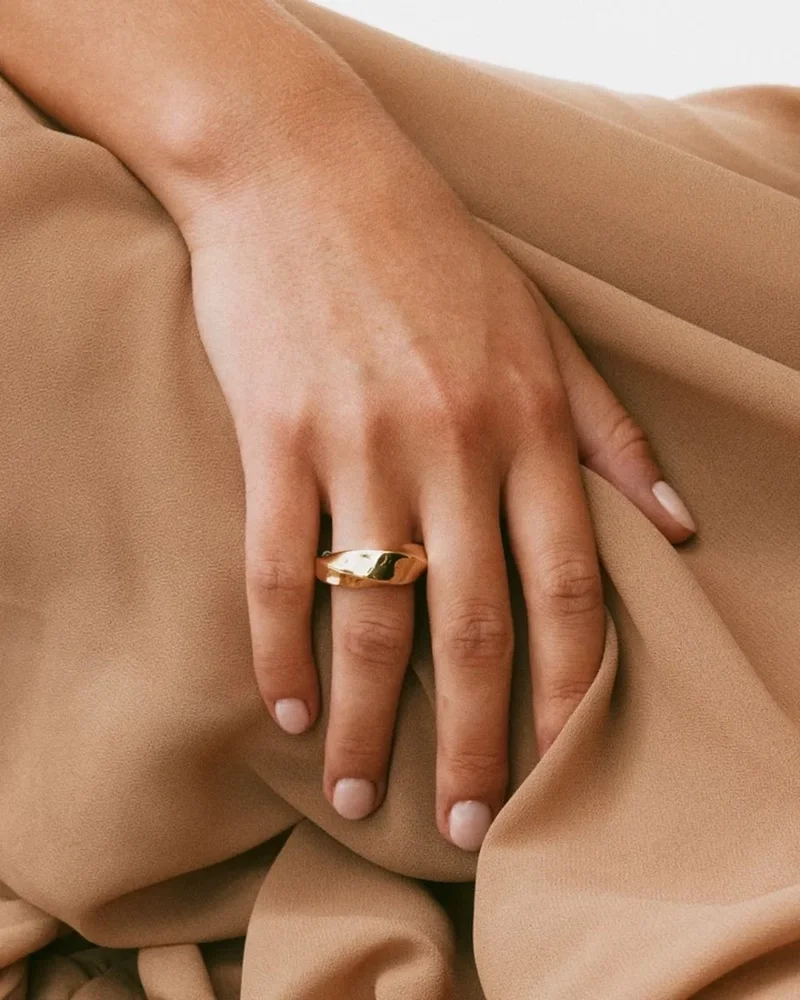 Guldfärgad Helix-ring från Edblad med elegant design och spiralformad struktur