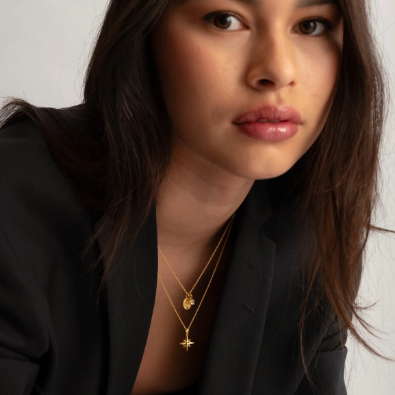 North Star Big Necklace Gold med bergskristall och stjärndekoration på en 18K guldpläterad silverkedja
