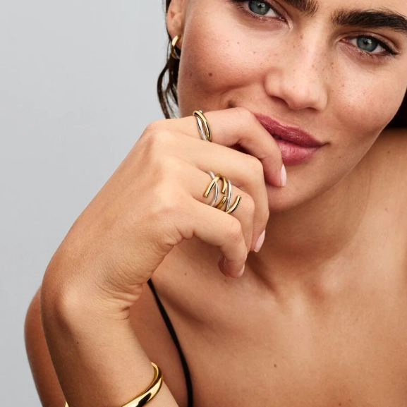 Organiskt Tvåfärgad Ring Silver & Guld från Pandora Essence - En unik design i sterlingsilver och 14 karat guldplätering som lyfter din stil med en subtil känsla av lyx.