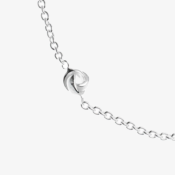 Le Knot Flat Drop Bracelet från Drakenberg Sjölin i silver med två blanka knutar