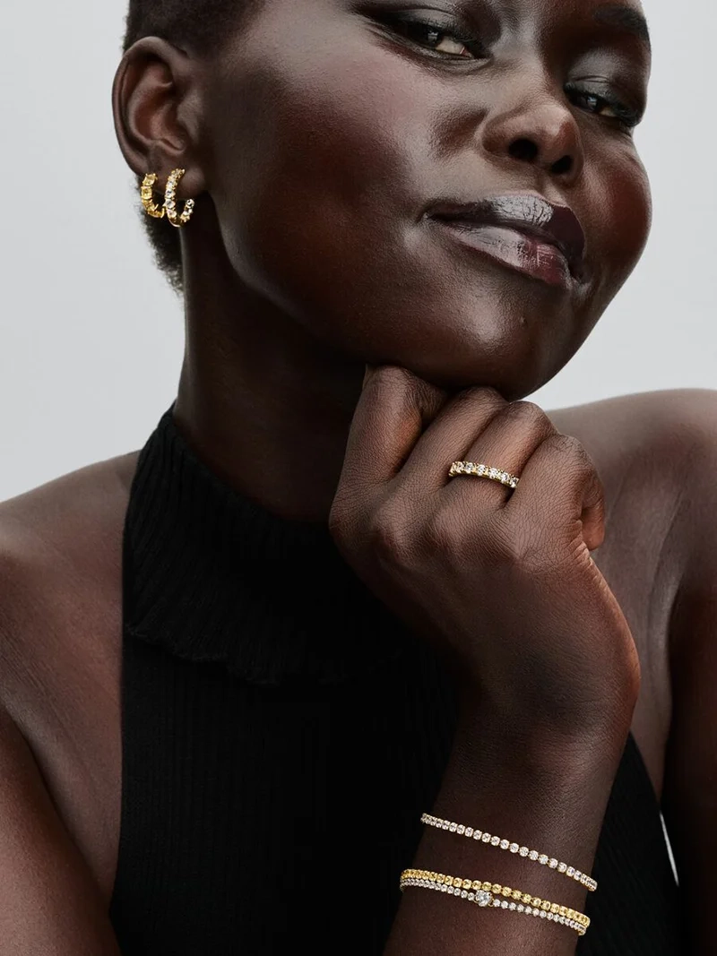 Gula Hoops Guld med strålande cubic zirconia stenar i 14 karat guldplätering från Pandora Timeless kollektionen. Ge en strålande gåva som lyser upp varje tillfälle.