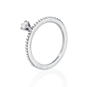 High On Love & Stars Ring i platina med en briljantslipad diamant och pavéinfattade smådiamanter längs den smala skenan