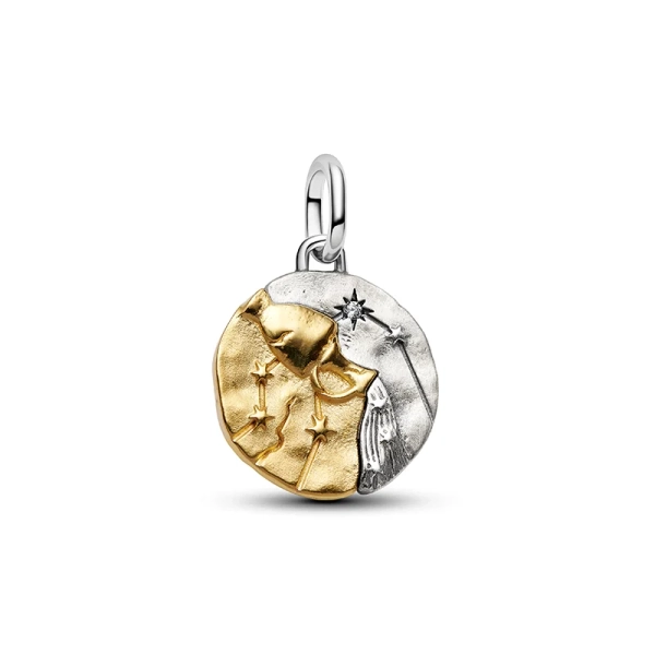 Wassermann-Medaillon-Charm von Pandora ME aus vergoldetem Silber mit einem Sternzeichenmotiv und dezenter Gravur auf der Rückseite.