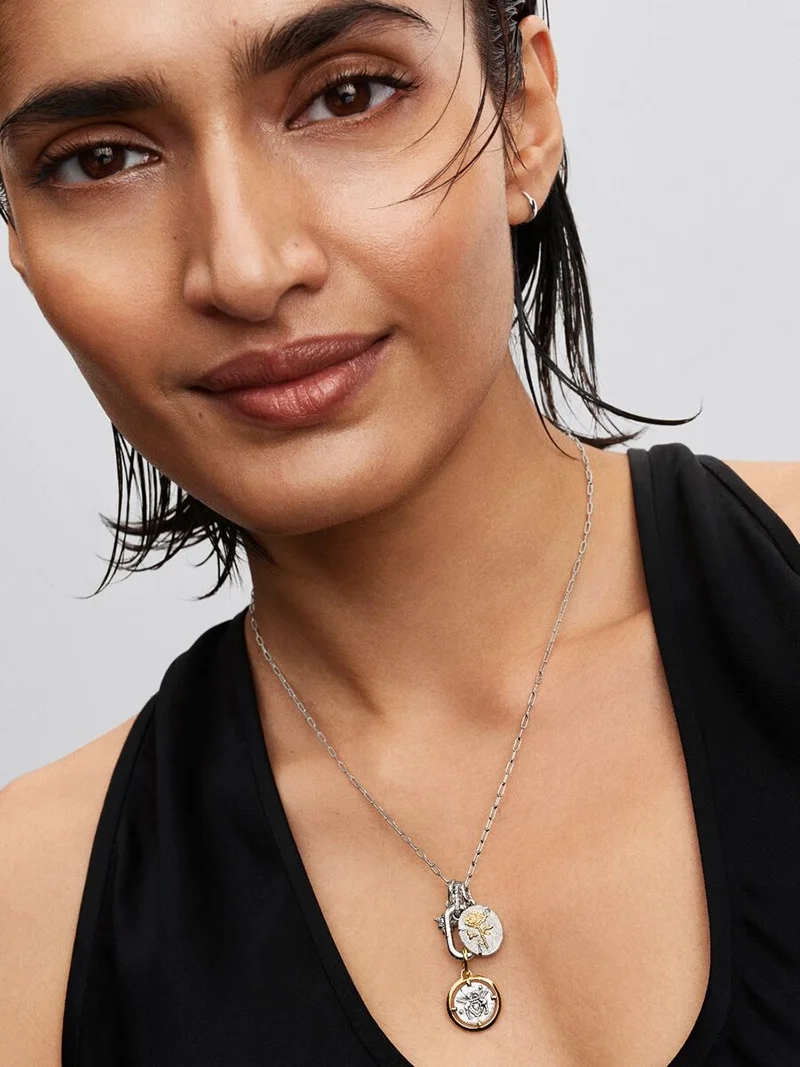 Medaljong Ros Berlock Silver & Guld. En påminnelse om din resa och styrka. Skönhet blomstrar även bland taggarna. Ljus och skönhet i tuffa stunder.