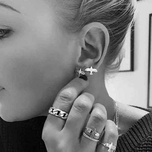 Dove Pin Earrings Gold - Emma Israelsson - Suuri valikoima & ilmainen lahjapaketointi - Nordicspectra.fi