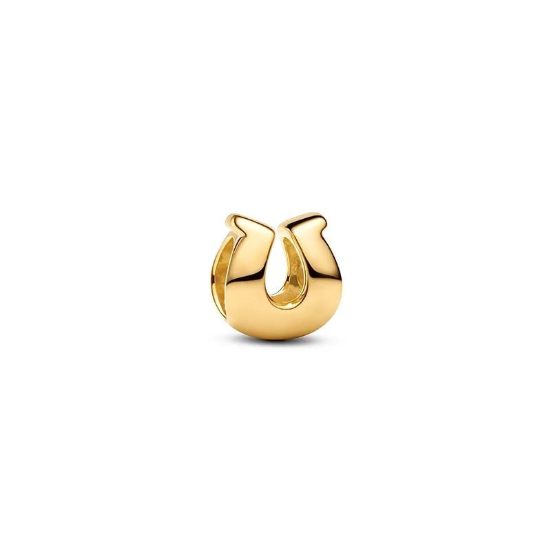 Mini Hästsko Berlock Guld från Pandora. Ta med dig lyckan överallt med denna vackra miniberlock pläterad med 14 karat guld. Elegans och styrka i ett stilrent hästskomotiv. Perfekt accessoar för extra elegans.