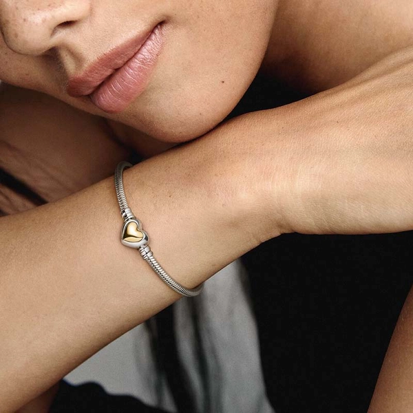 Pandora Moments Käärmeketjurannekoru Ja Kupera Kultalukko - PANDORA - Suuri valikoima & ilmainen lahjapaketointi - Nordicspectra.fi
