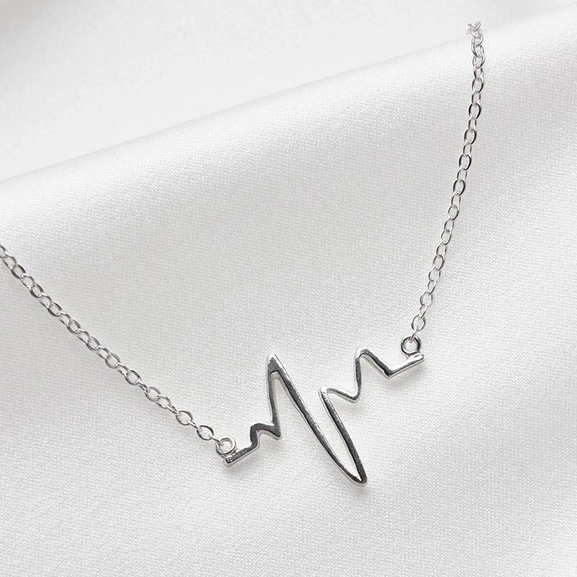 Heartbeat - Hopeinen Kaulakoru - Sofia Wistam - Suuri valikoima & ilmainen lahjapaketointi - Nordicspectra.fi