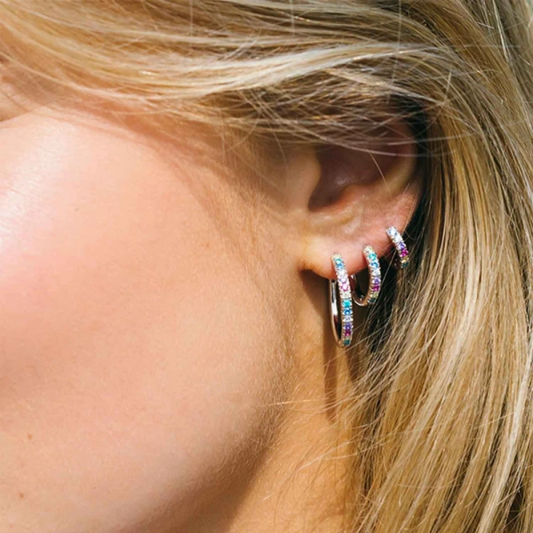 Ellera Medio Örhängen Mix i silver med gnistrande Cubic Zirconia-stenar från Sif Jakobs Ellera-kollektion.