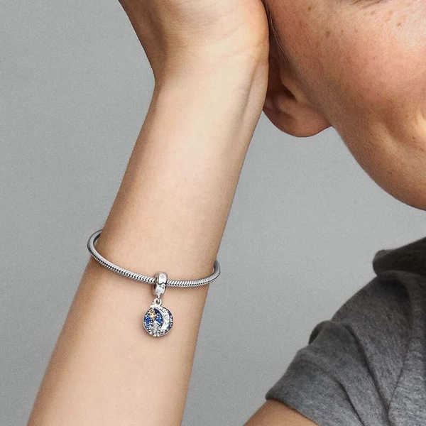 Weihnachtsmann auf dem Mond Doppelter Charm-Anhänger von PANDORA, Schneller Versand - Nordicspectra.de