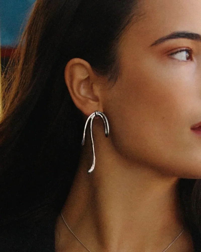 Lace Studs i rostfritt stål med ett elegant spetsmönster