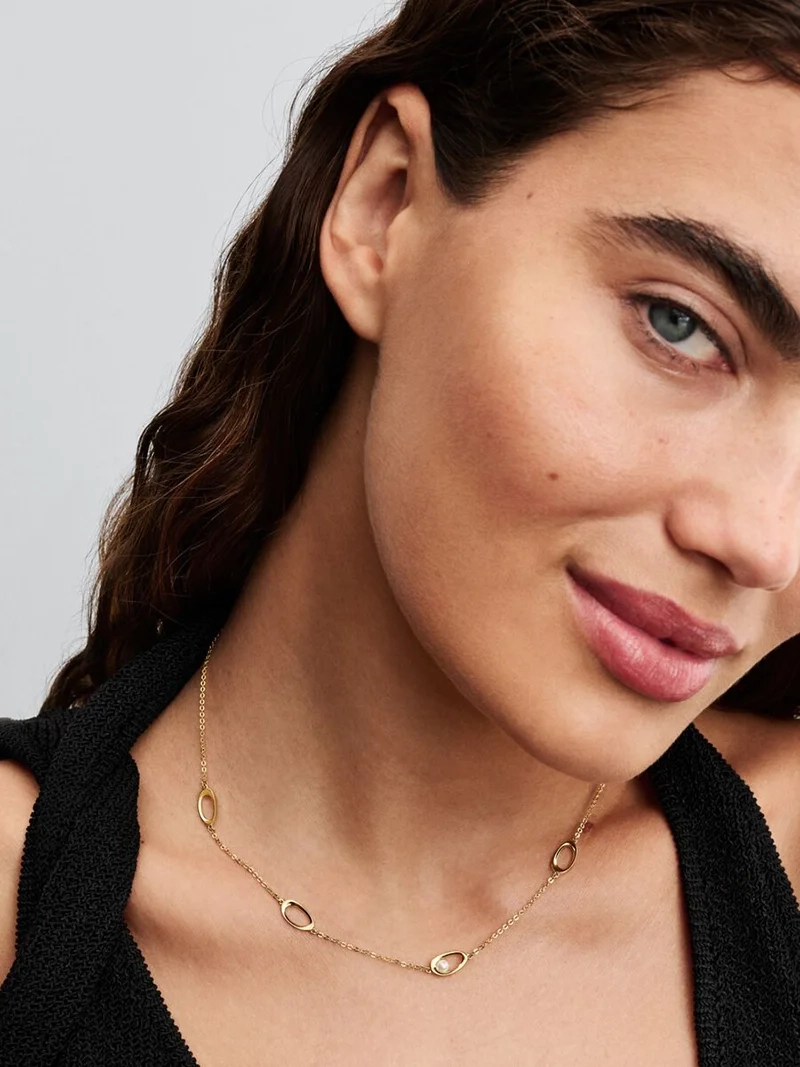 Elegant halsband med vit sötvattenspärla pläterat i 14 karat guld från Pandora Essence kollektionen. Idealiskt för att komplettera din stil med en subtil känsla av lyx och elegans.