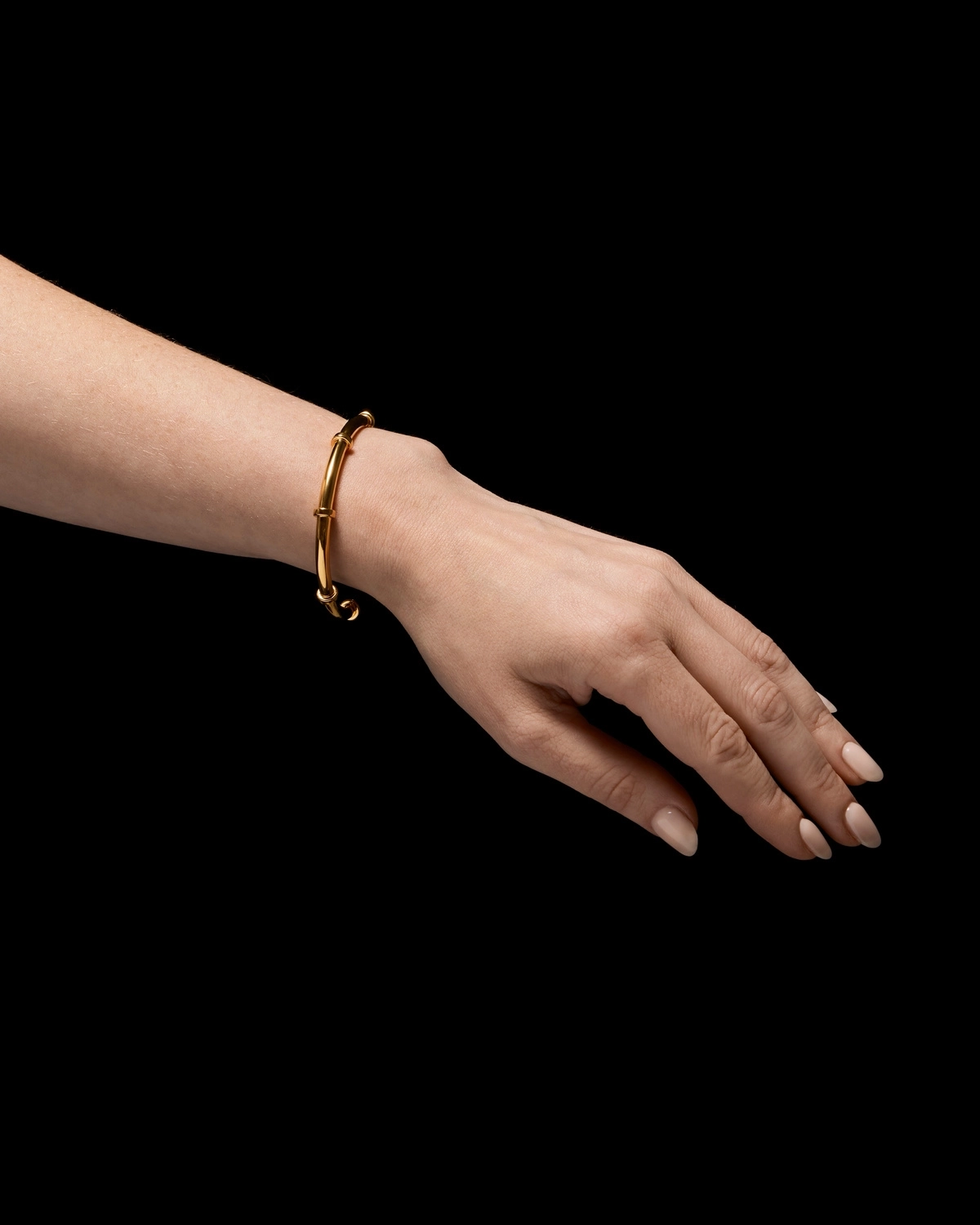 skulpturales Armband aus 18-karätig vergoldetem Silber mit offenem Band und ringförmigen Bolzendetails.