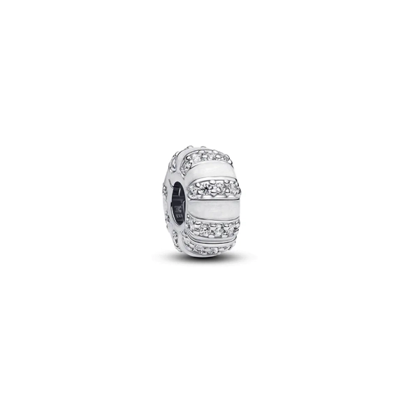 Clip-Charm mit Steinen und weißer Emaille von Pandora. Verziert mit funkelnden Steinen und schimmernder Emaille in Silber. Inspiriert von Symbolen für Stärke und Schönheit