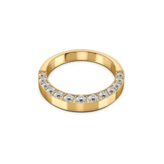 Guldfärgad ring i 14K guldpläterat stål med gnistrande cubic zirconia-stenar från Edblads Monarch-kollektion.