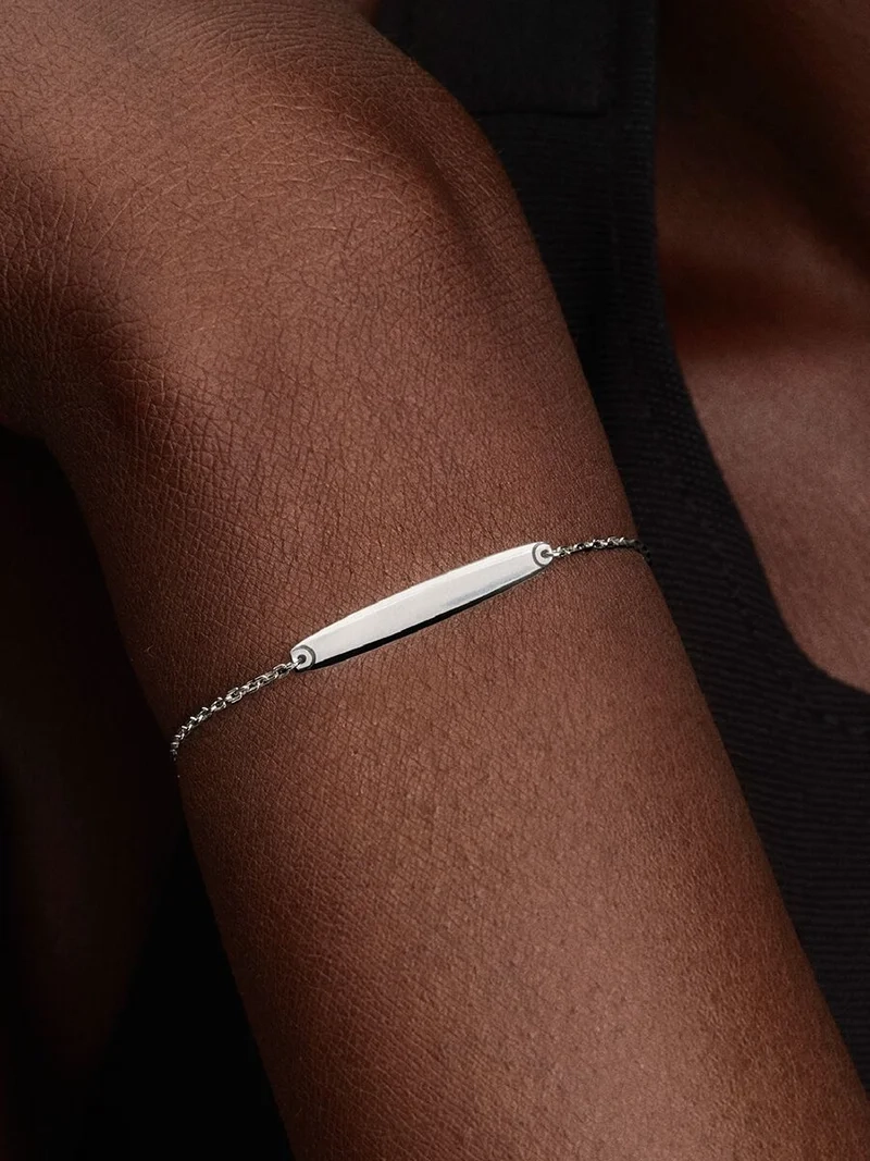 Armband med Bricka från Pandora Moments i sterlingsilver med Cubic Zirconia-stenar.