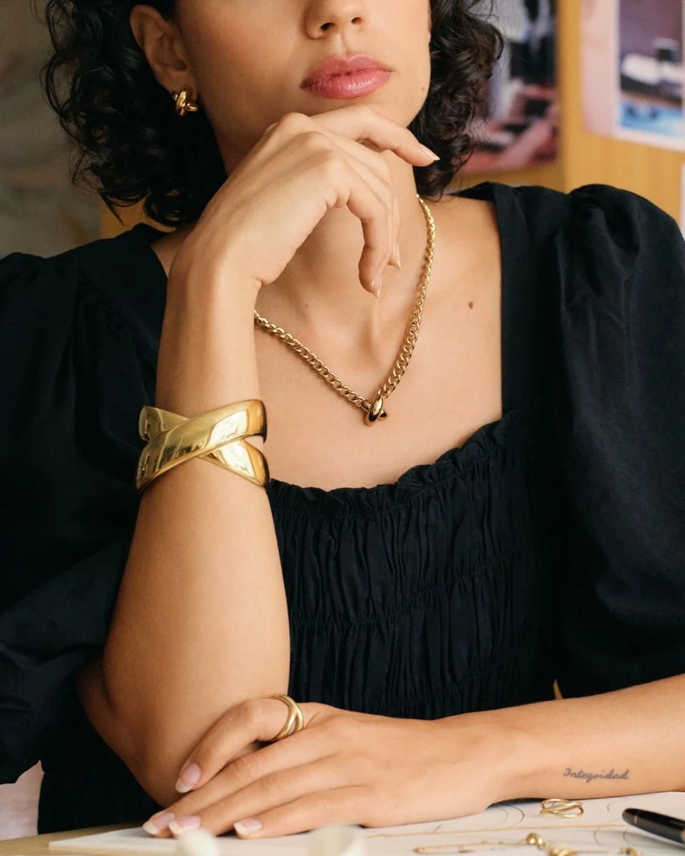 Halsband i 14K guldplätering med robust kedja och en elegant X-detalj i centrum