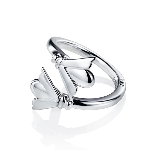 Oh Babee Ring i silver med stiliserade bin och öppna vingar