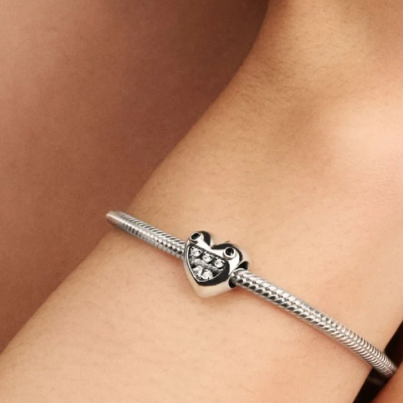 Sterlingsilver berlock med texten "Mum of little monsters" och ett monstermotiv. 3D-detaljer