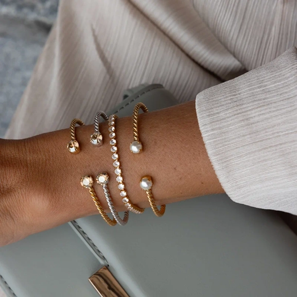 Mini Twisted Bracelet Gold Pearl - Caroline Svedbom - Snabb frakt & paketinslagning - Nordic Spectra