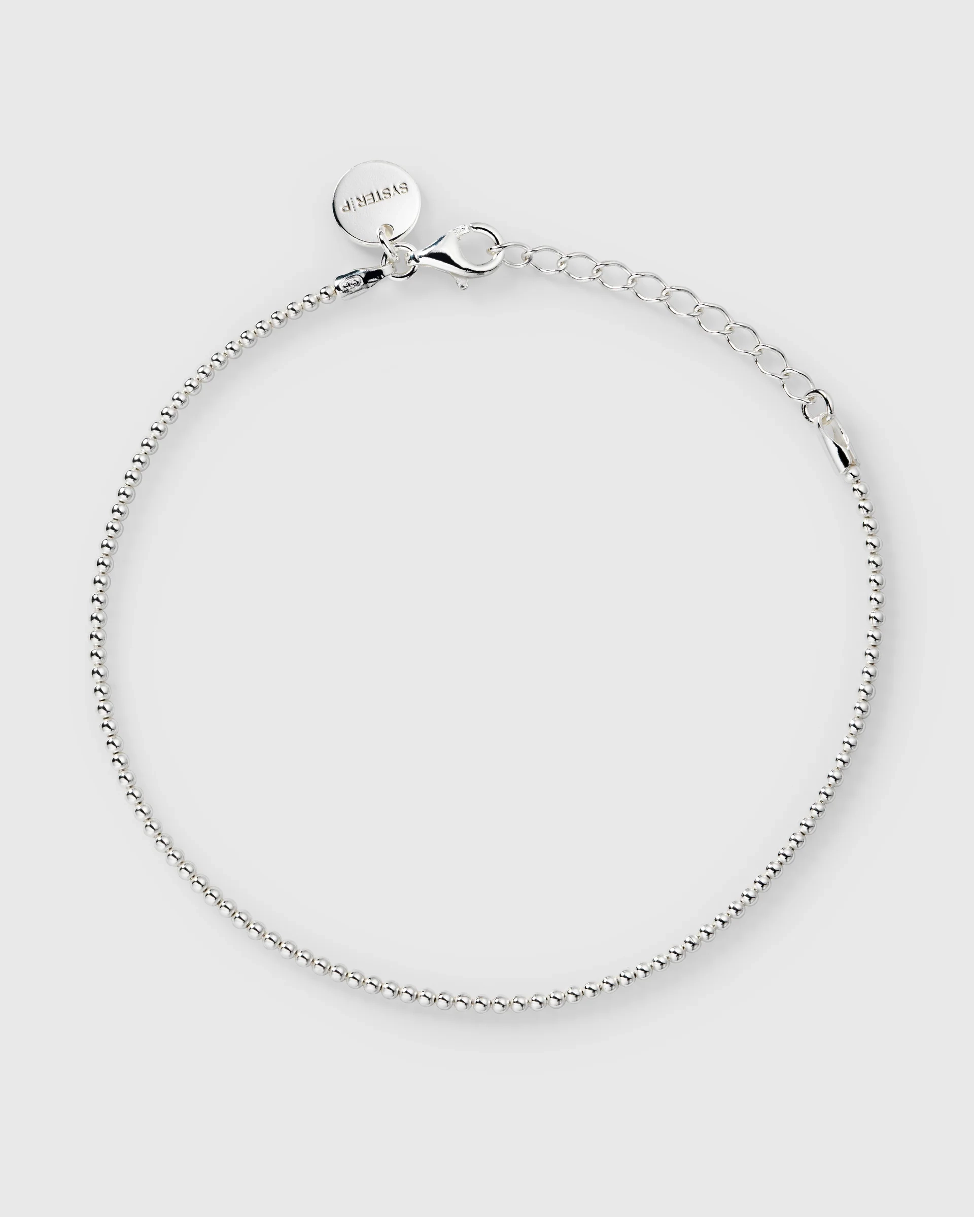 Sheer Doria & Celestia Layering Silver: två eleganta silverarmband med rena linjer och diskreta cubic zirconia-stenar.