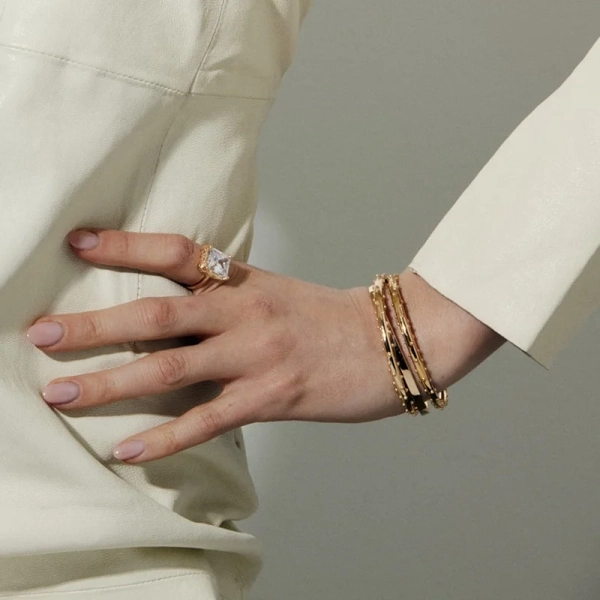 Dot Dew Bangle Gold - Emma Israelsson - Snabb frakt & paketinslagning - Nordic Spectra
