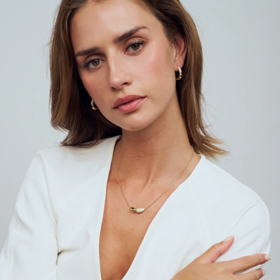 med gnistrande Cubic Zirconia i 18K guldpläterat silver.