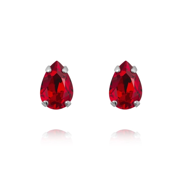Petite Drop Stud Earrings i rhodium med ljusröda Light Siam-kristaller