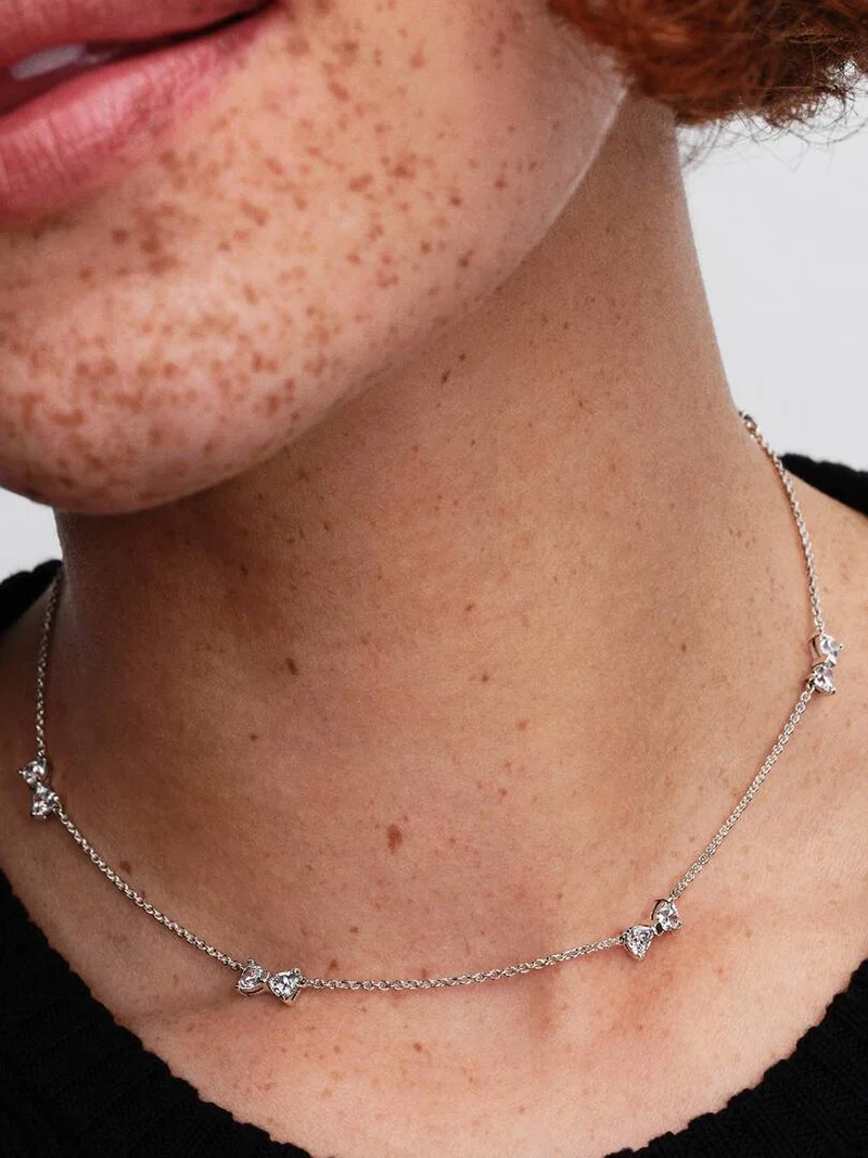 die mit Zirkonia verziert sind.