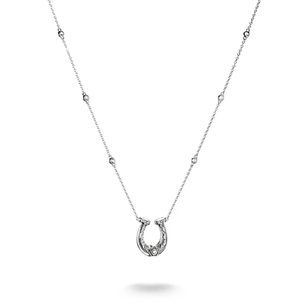 Hästsko Elyndra Halsband från Thomas Sabo i silver med gnistrande zirkoniastenar och blomsterdekorerad hästsko.