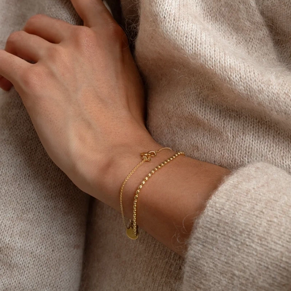 ett elegant armband i 18K guldpläterat återvunnet silver med ovala kulor